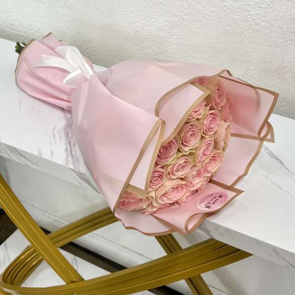 25 Roses - Light Pink Roses With Glitter And Pink Wrapping Paper