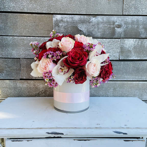Bouquet of red and pale pink roses in a white hat box