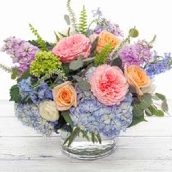 Mixed pastel bouquet in a clear glass vase