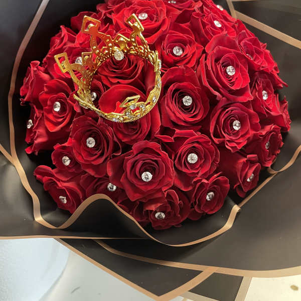 Bouquet of red roses with a gold crown decoration