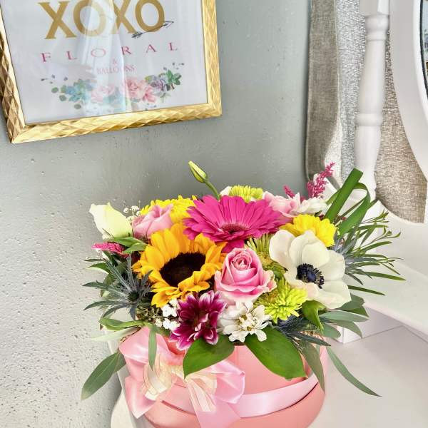 Mixed bouquet in a pink hatbox with a satin bow