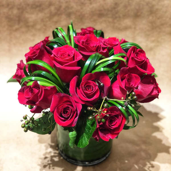 Bouquet of red roses in a green vase