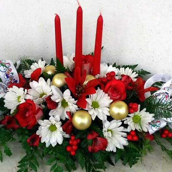 Red and white floral centerpiece with candles and gold ornaments