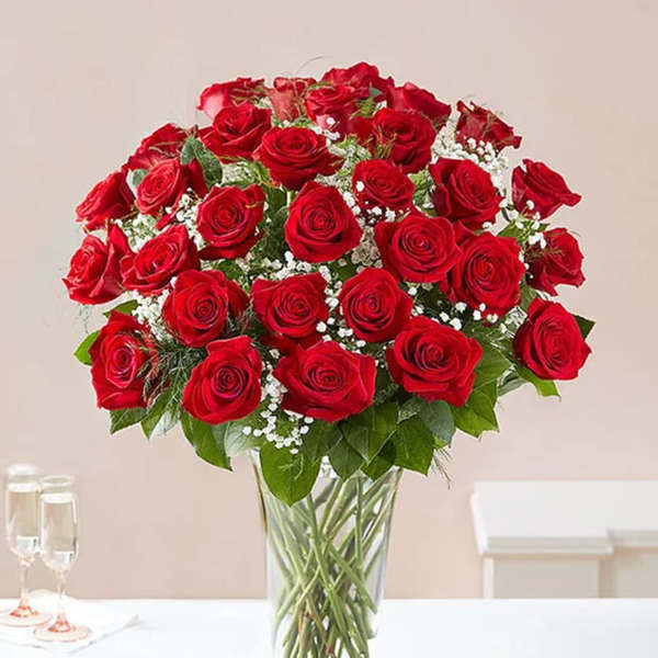Bouquet of red roses in a clear glass vase