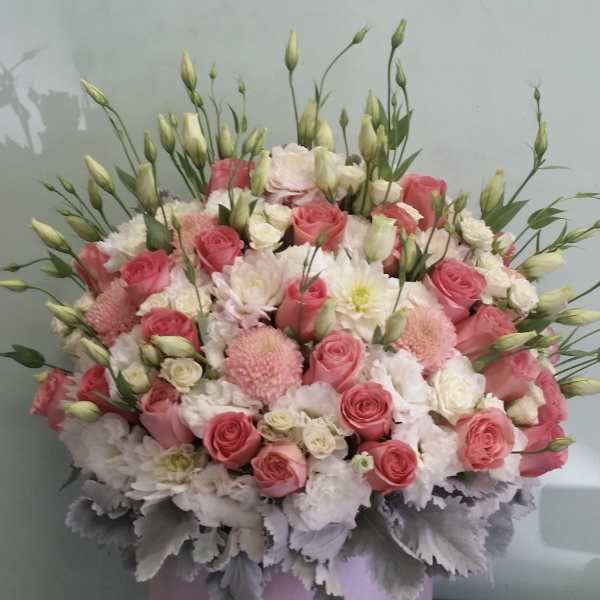 Pink and white rose bouquet in a round pink box