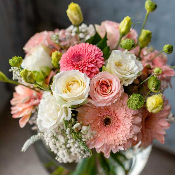 Bouquet of pink and white roses with gerbera daisies