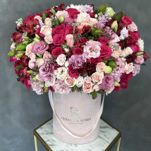 Large pink and red rose bouquet in a pale pink hatbox