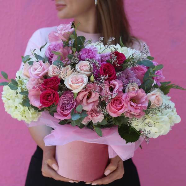 Pink and white rose bouquet in a pink hat box