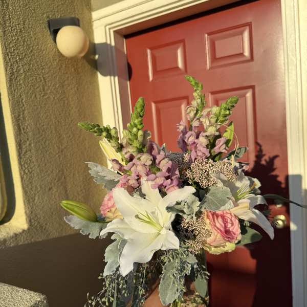 Handheld bouquet with white lilies and pink flowers