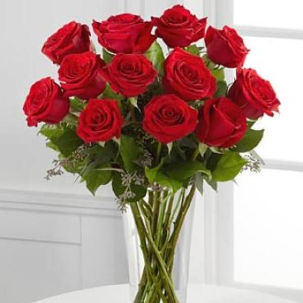 Bouquet of red roses in a clear glass vase