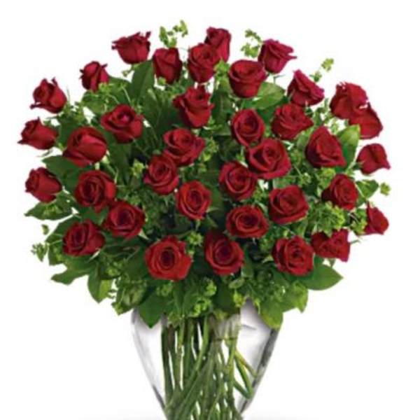Bouquet of red roses in a clear glass vase