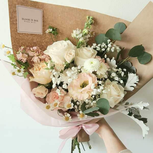 Cream & Peach Bouquet (M)