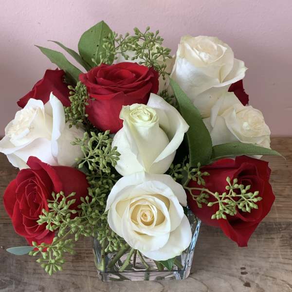 Small centerpiece - 12 Red and White Roses arranged in clear cube glass vase - W640
