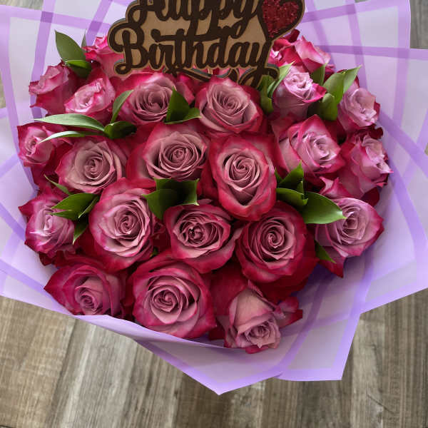 Pink rose bouquet with a Happy Birthday topper