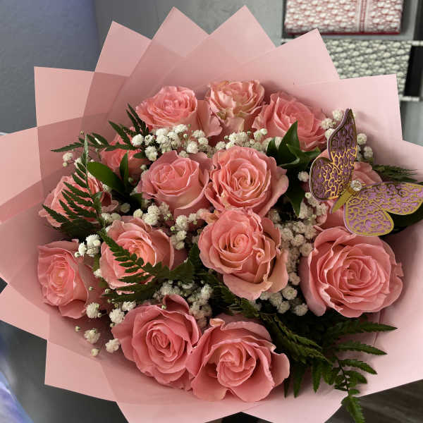 Pink rose bouquet with baby's breath and a butterfly decoration