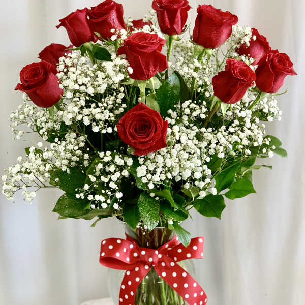 Traditional Dozen Red Roses in Vase