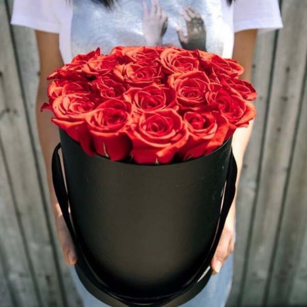 Bouquet of red roses in a black round box