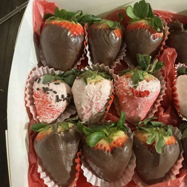 Chocolate strawberries and roses