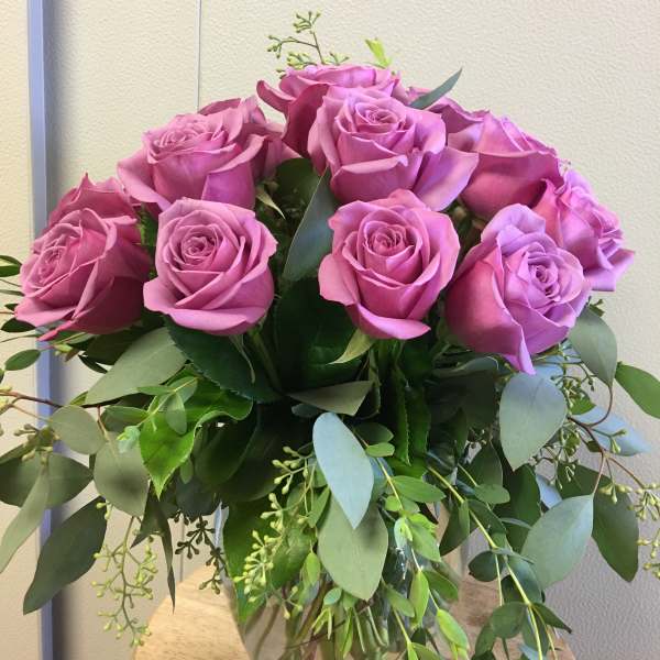 Bouquet of pink roses in a clear glass vase