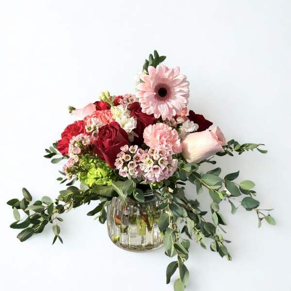 Pink and red mixed bouquet in a glass vase