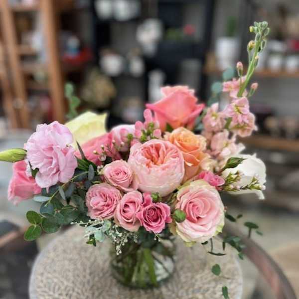 Pink and peach rose bouquet in a glass vase