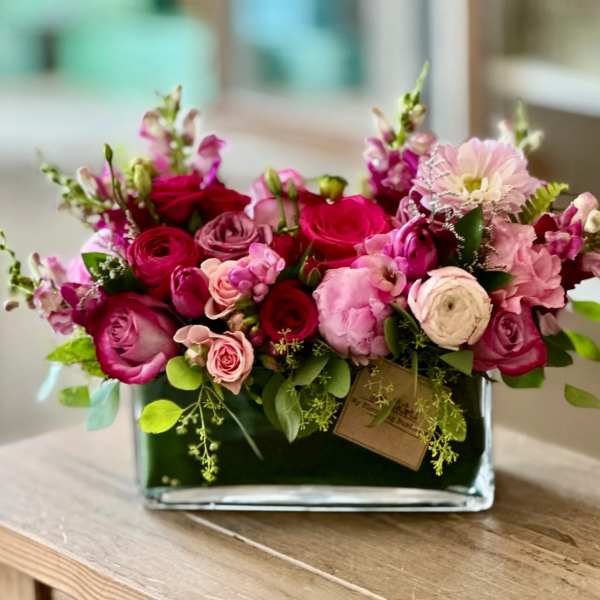Pink and red rose bouquet in a glass vase