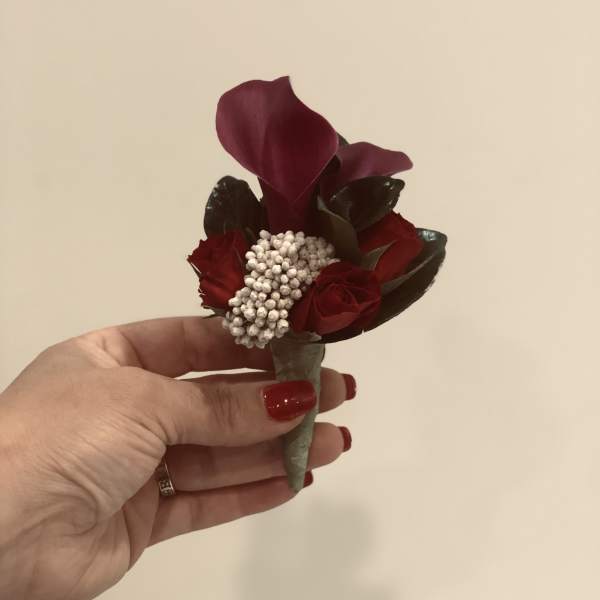 Small burgundy boutonniere with a calla lily and roses