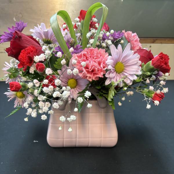 Pink and red mixed bouquet in a blush vase
