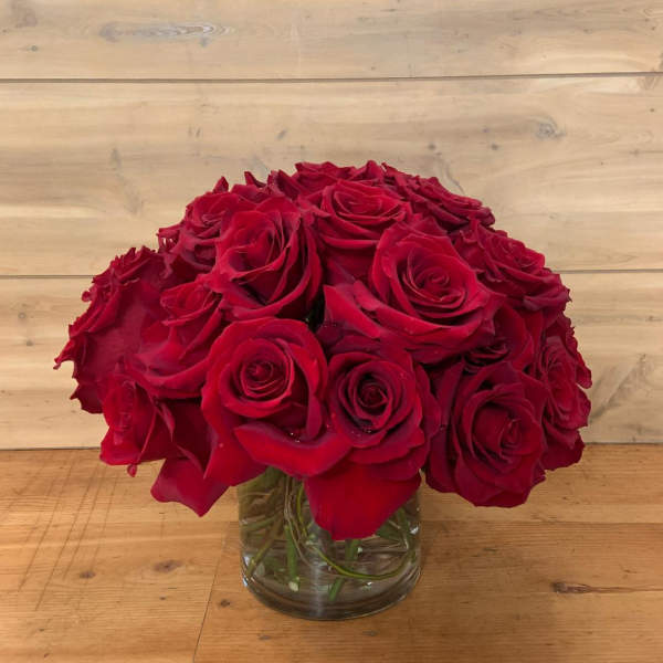 Bouquet of red roses in a clear glass vase