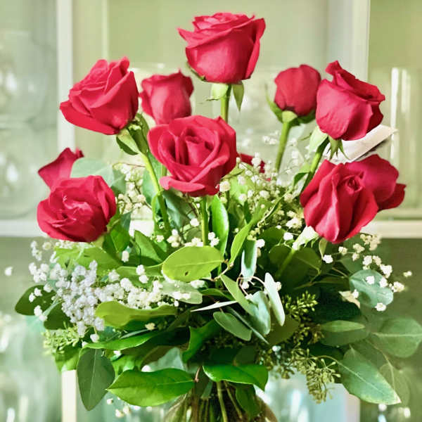 Bouquet of red roses in a glass vase