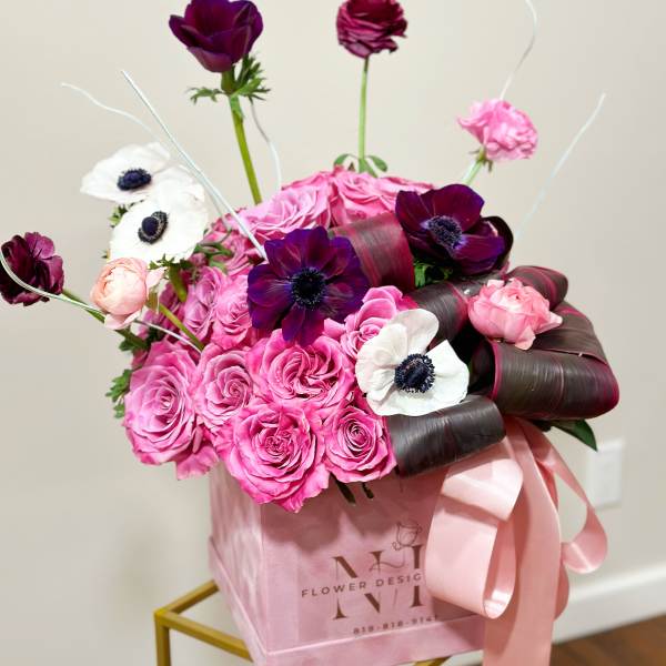 Roses combined with Anemones and Ranunculus - Perfect Choice!