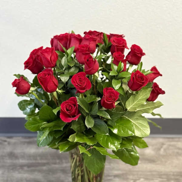 Bouquet of red roses in a clear glass vase