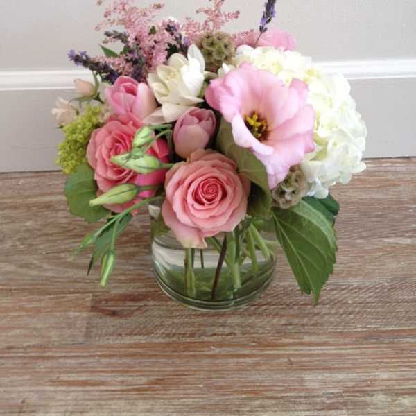 Pink roses and white hydrangea in a clear glass vase