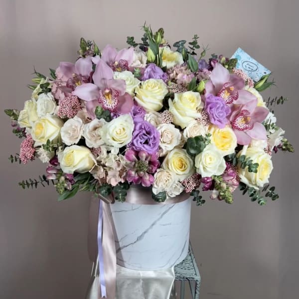 Large pastel bouquet in a marble-look hatbox with a satin ribbon