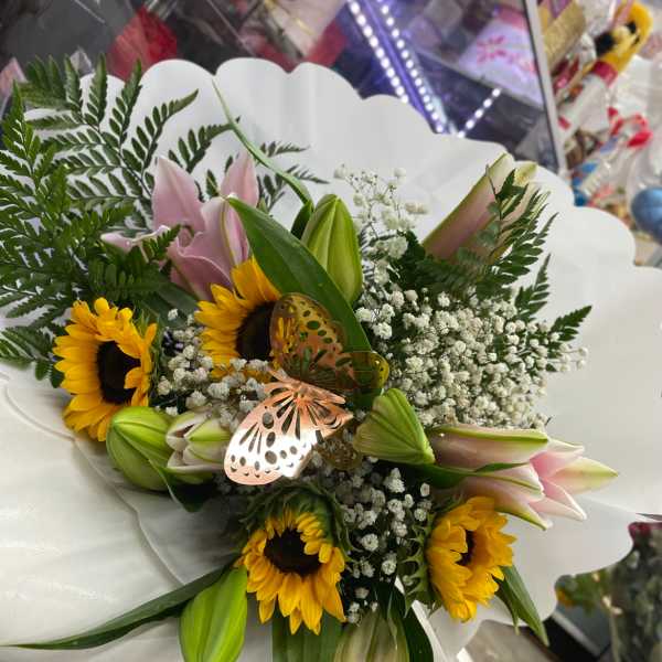 Bouquet of sunflowers and pink lilies with baby's breath