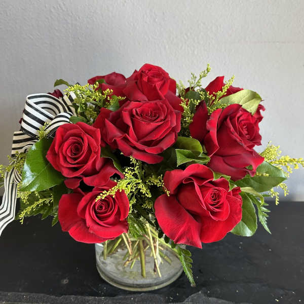 1 Dozen Red Roses--Short & Compact