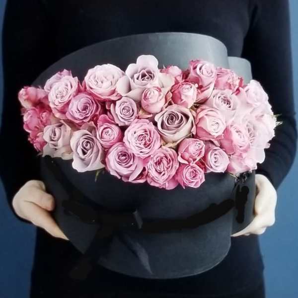 Pink rose bouquet in a black hat box