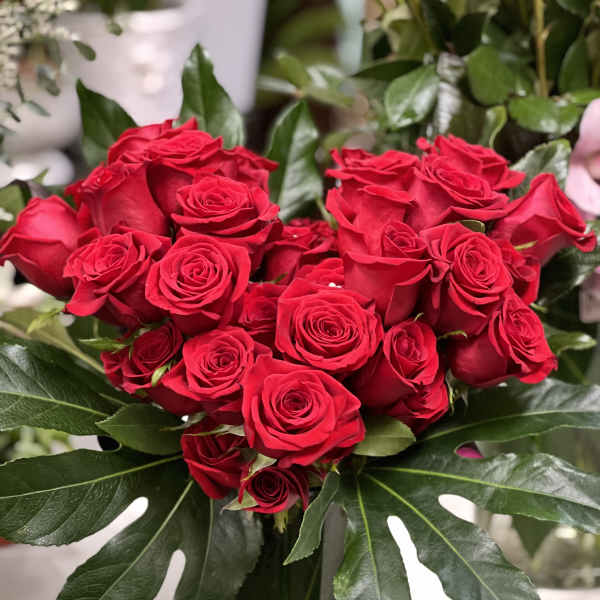 Red rose bouquet in a clear glass vase
