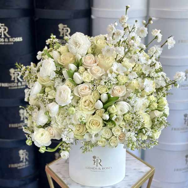 Cream and white rose bouquet in a white hatbox