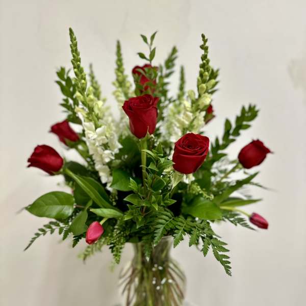 Red roses and white snapdragons in a glass vase