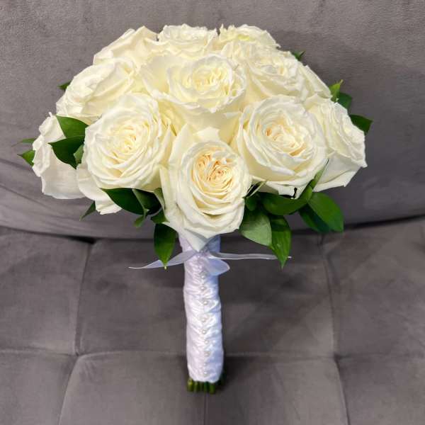 Bouquet of white roses with a satin-wrapped handle