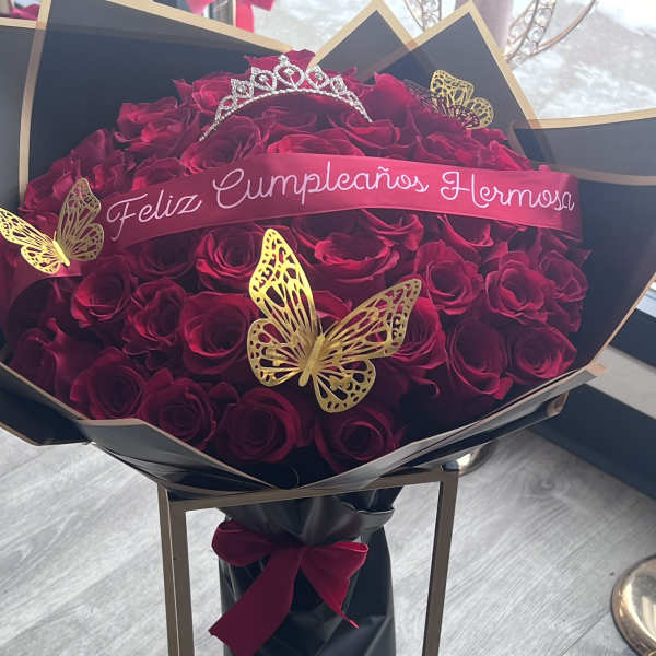 Feliz Cumpleaños Red Rose Arrangement in Black Paper