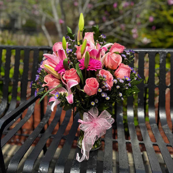 Pink Light Vase Arrangement – ​​Roses, Lilies and Gerberas