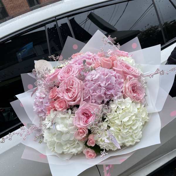 Mamma Mia Bouquet. The photo shows a deluxe size.