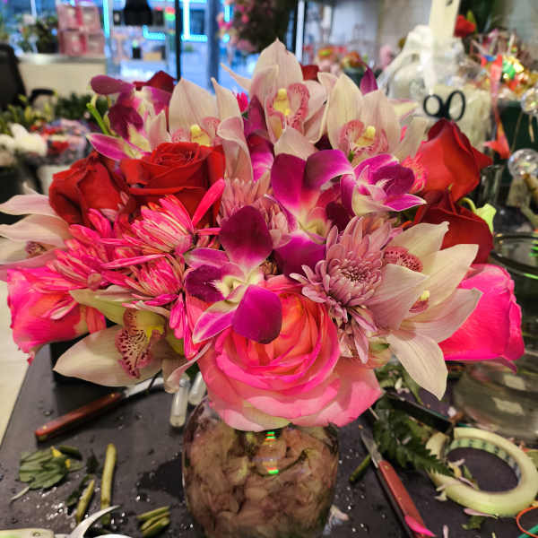 Pink and red mixed bouquet in a glass vase