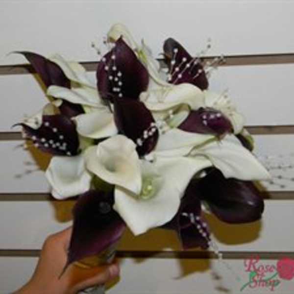 Bouquet of white and dark purple calla lilies