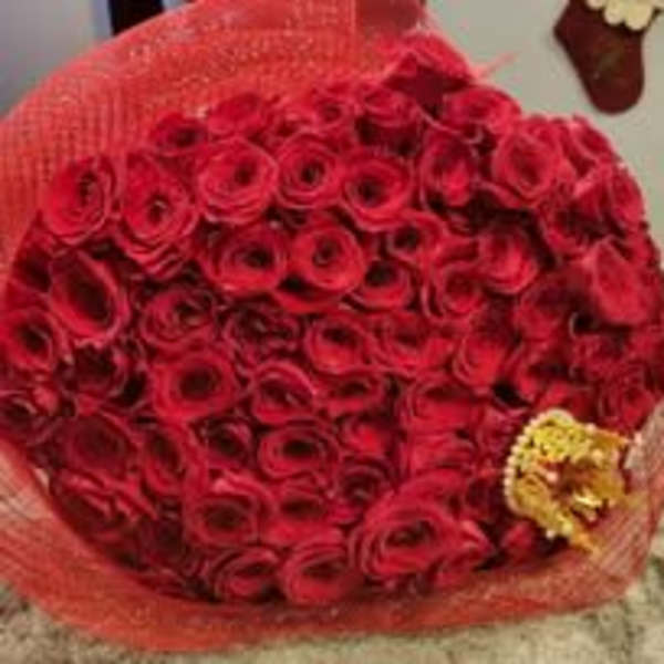 RAMO BUCHON DE 100 ROSAS ROJAS CON CORONA
