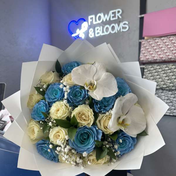 Bouquet of blue and cream roses with white orchids