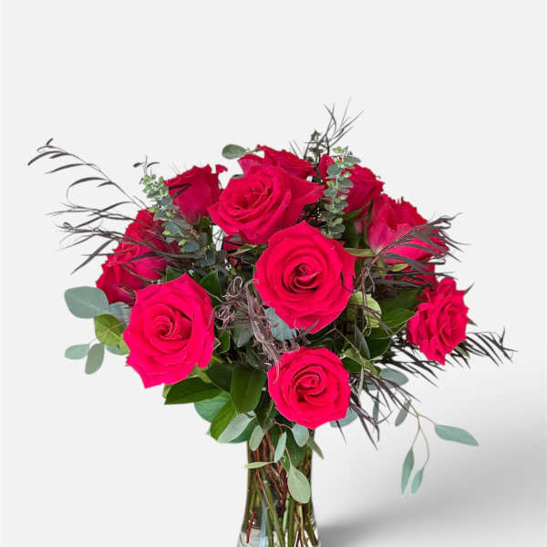 Bouquet of bright pink roses in a clear glass vase