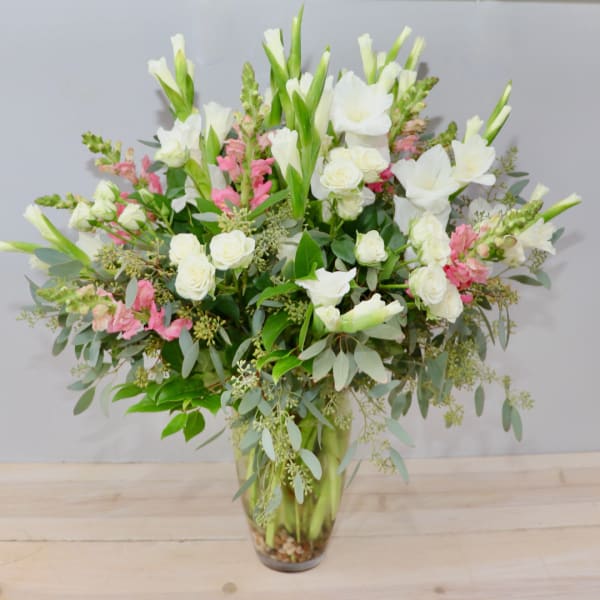 White and pink mixed bouquet in a clear glass vase